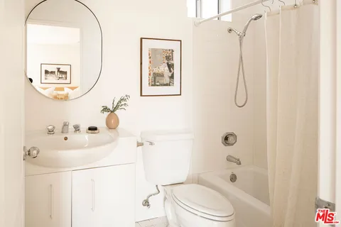 $995,000 | 4434 Moorpark Way, Unit 104, Toluca Lake, CA 91602
