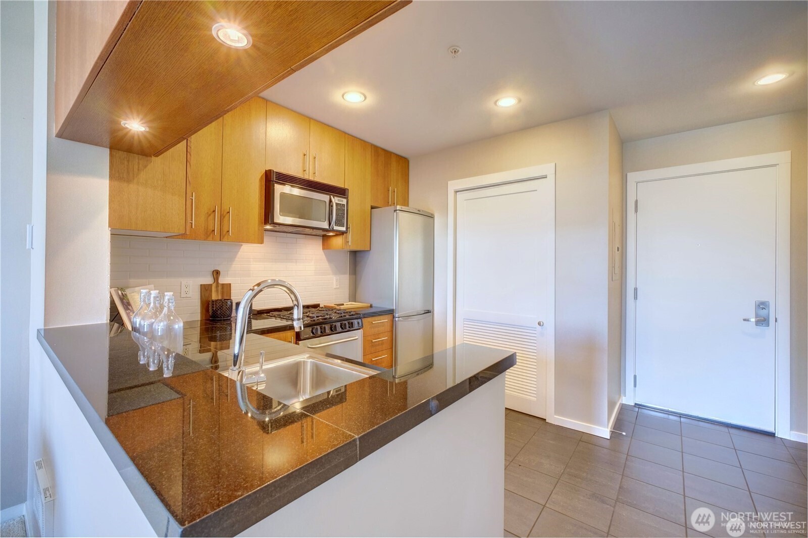 2721 1st Avenue, Unit PH06 Seattle, WA 98121 - Photo 14 of 31