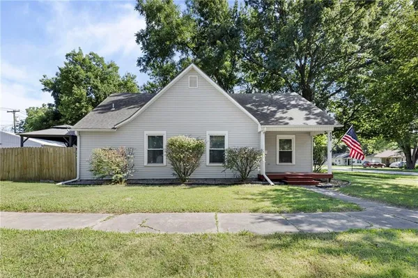 $215,000 | 803 South Ash Street, Ottawa, KS 66067
