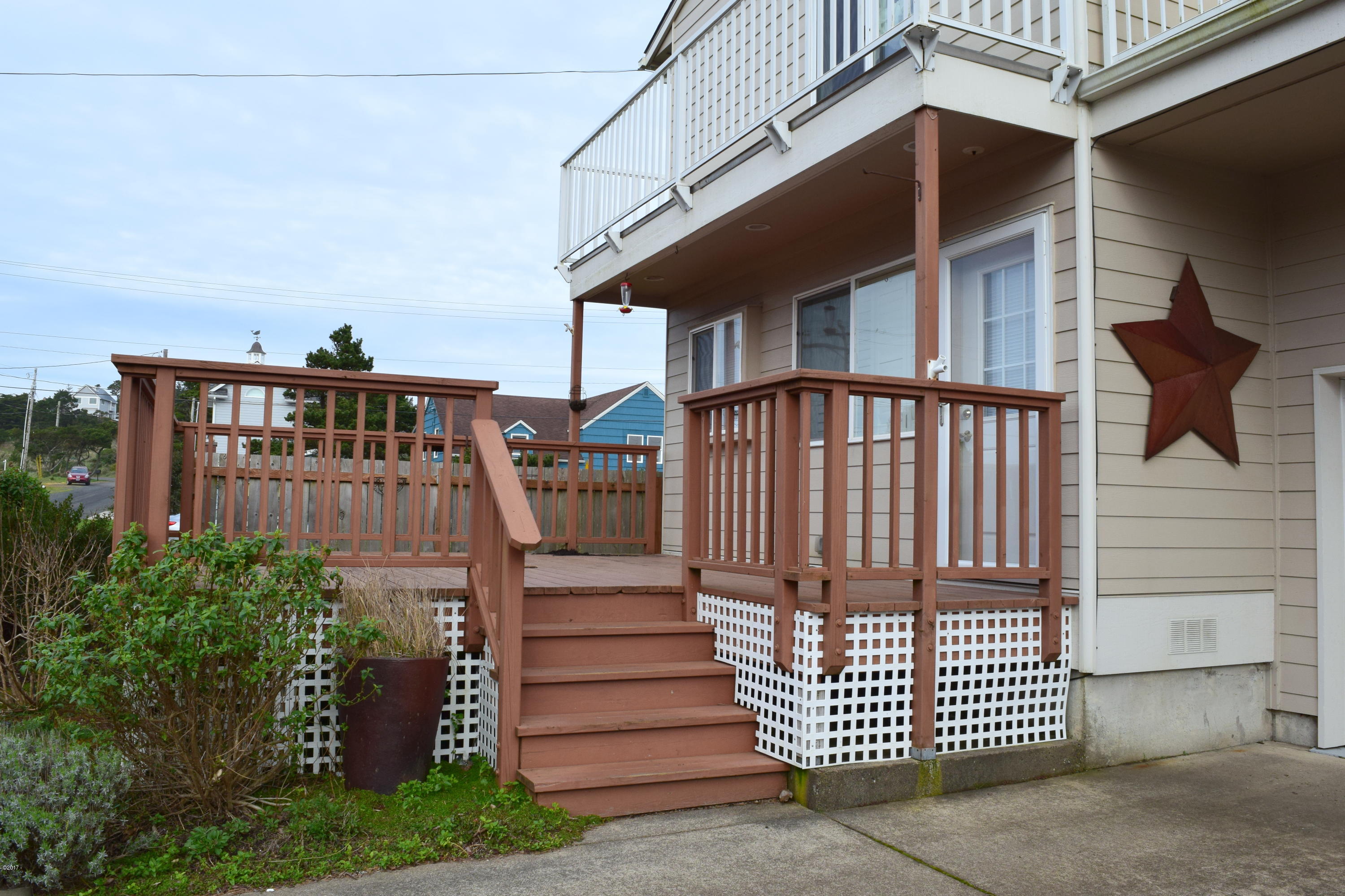911 Southwest 12th Street Newport, OR 97365 - Photo 2 of 29 Deck