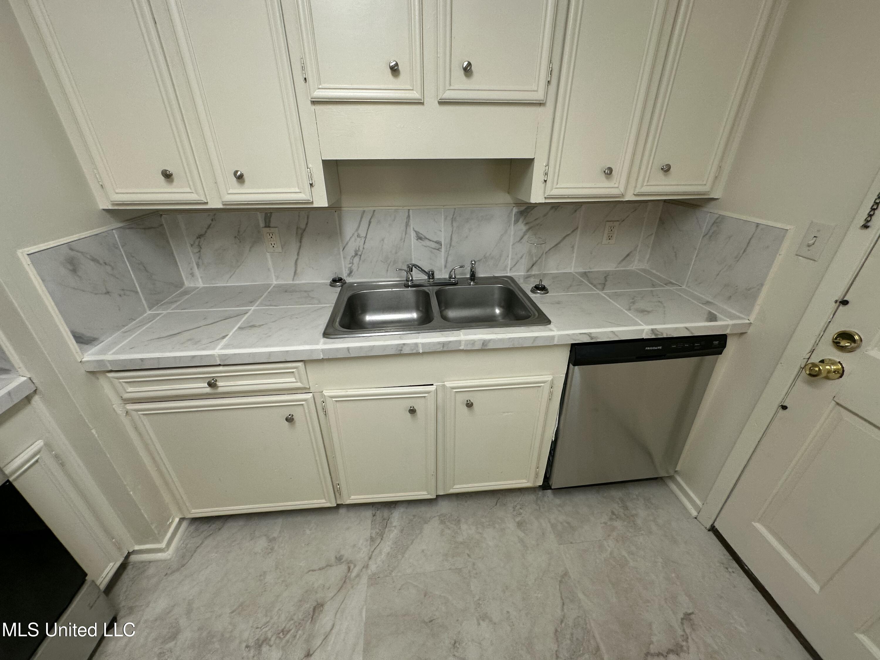 2835 Glenderry Street Jackson, MS 39212 - Photo 16 of 41 IMG_3653