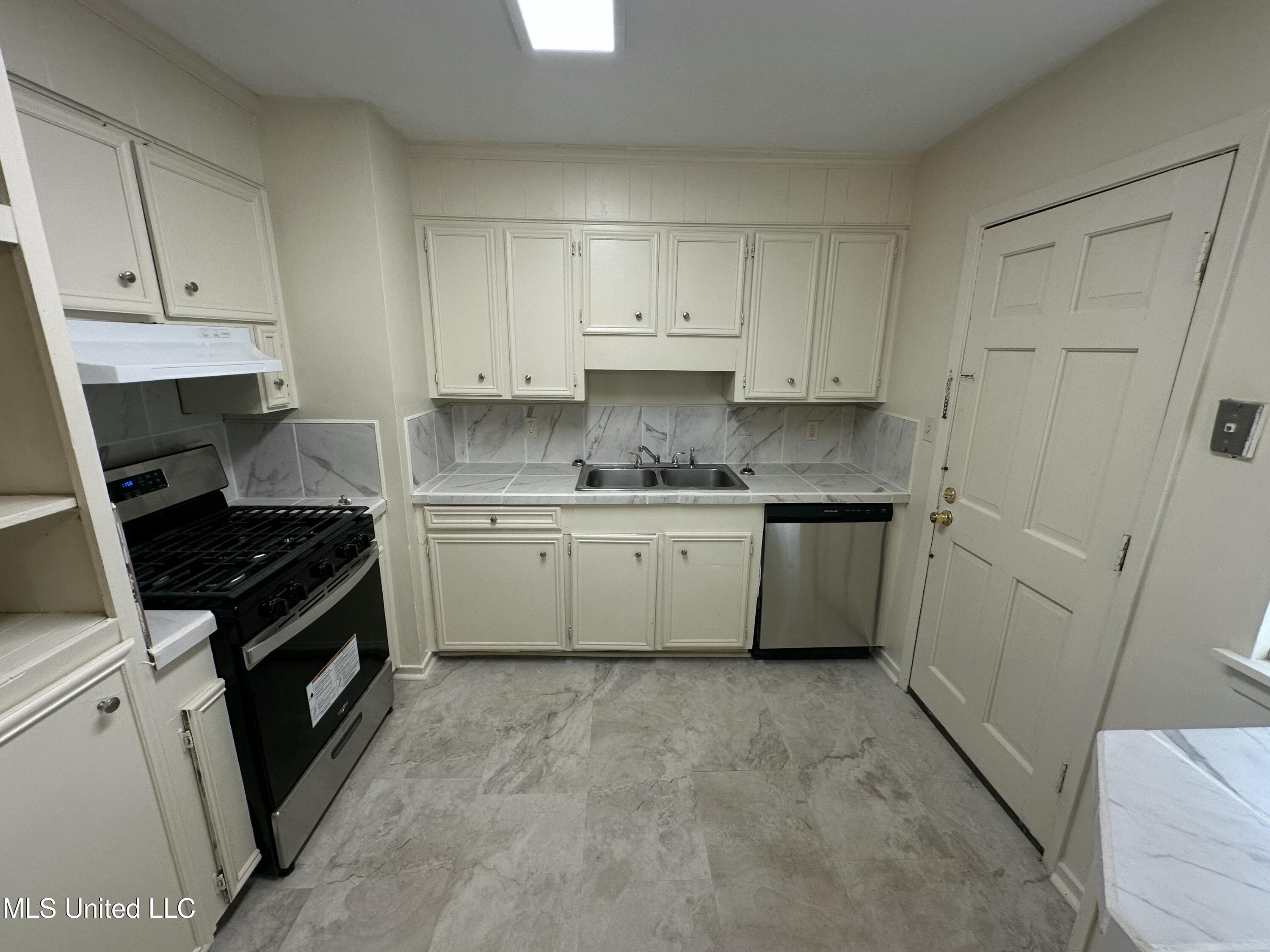 2835 Glenderry Street Jackson, MS 39212 - Photo 9 of 41 IMG_3646