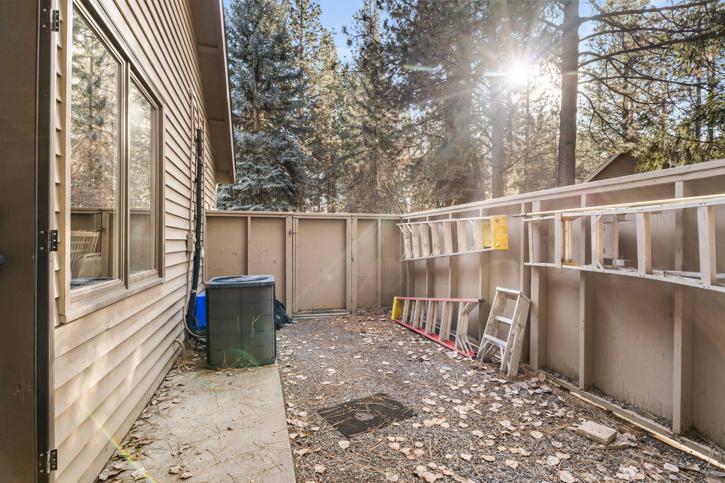 20388 Mission Ridge Court Bend, OR 97702 - Photo 33 of 46 Enclosed side yard area