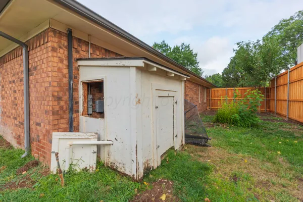 a view of a house with backyard and garden