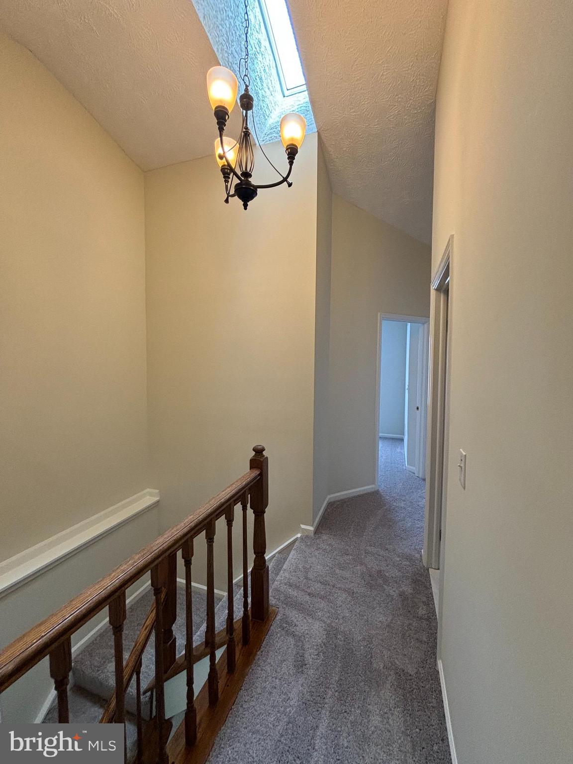 13336 Burkitts Road Fairfax, VA 22033 - Photo 5 of 14 Uplevel Aisle with skyline window