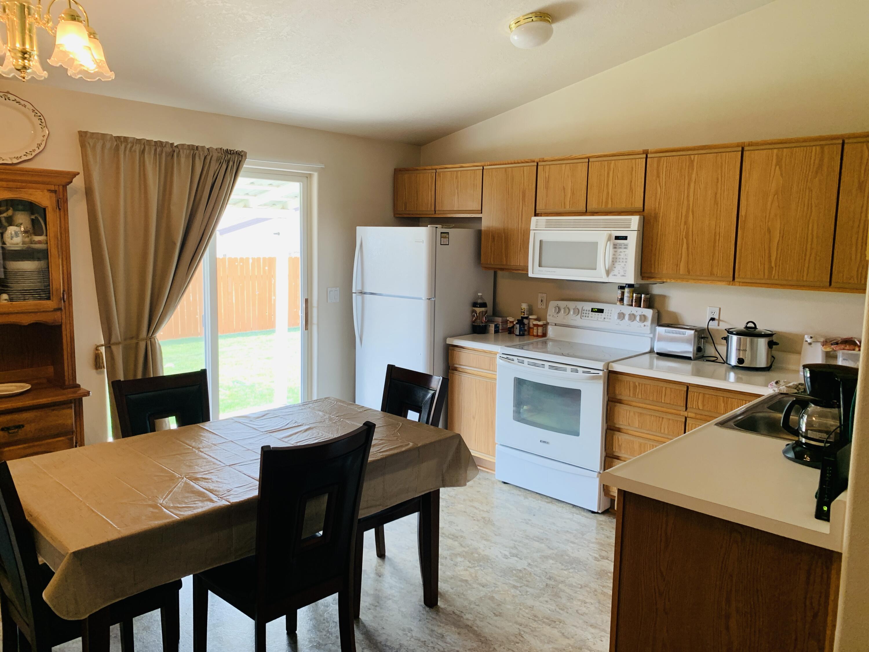 623 Center Ridge Drive Culver, OR 97734 - Photo 13 of 30 dining/kitchen