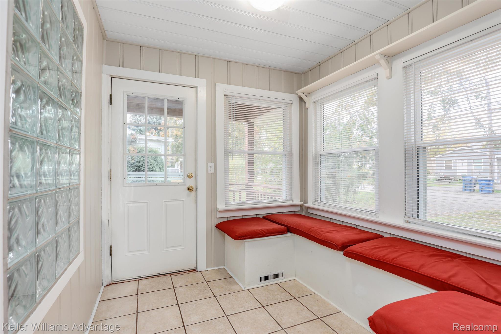 1832 Manse Road Waterford, MI 48328 - Photo 5 of 30 Fantastic enclosed porch / mudroom area.