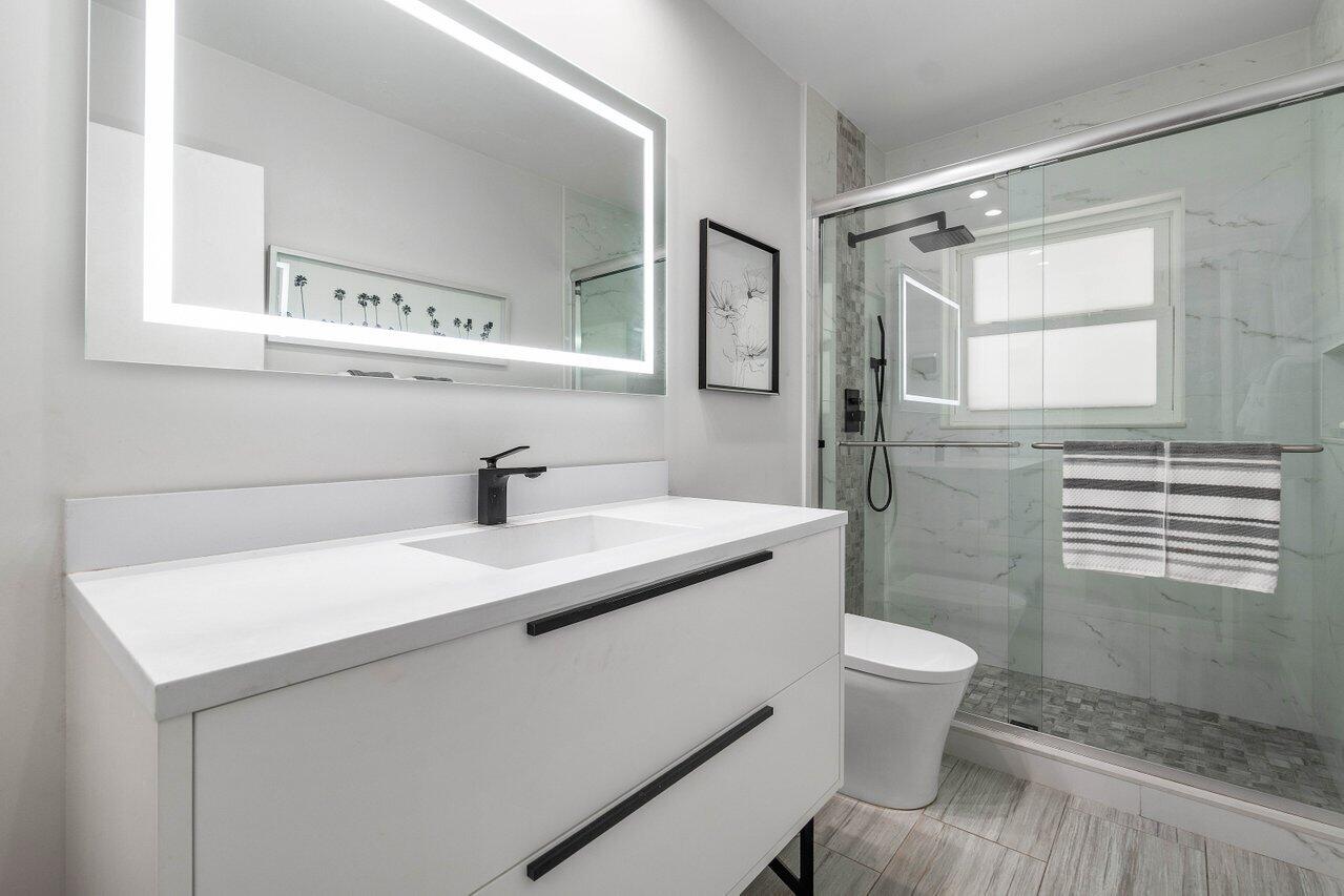 425 Northwest 11th Street Boca Raton, FL 33432 - Photo 27 of 34 Guest Bath