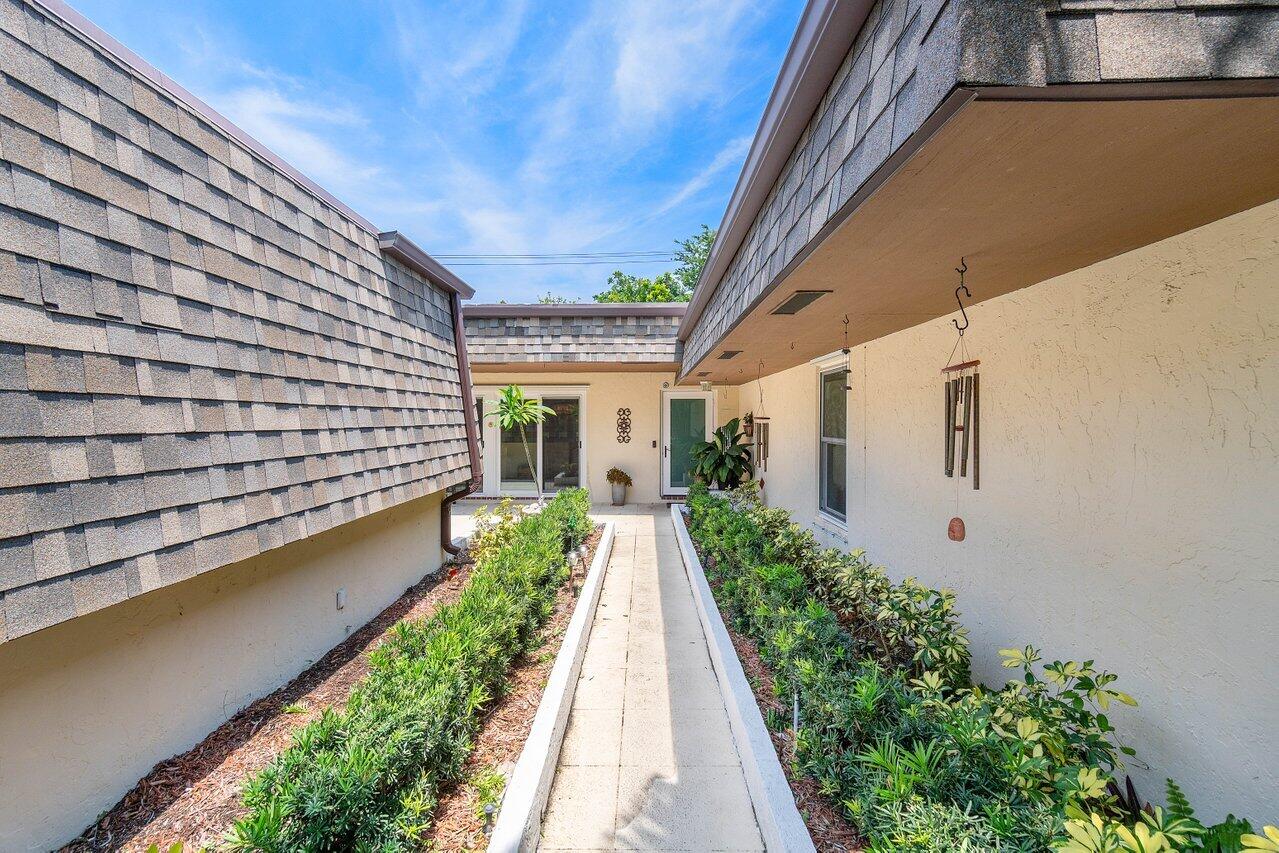 425 Northwest 11th Street Boca Raton, FL 33432 - Photo 4 of 34 Entryway