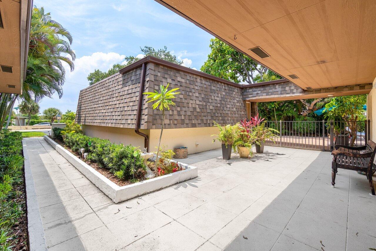 425 Northwest 11th Street Boca Raton, FL 33432 - Photo 5 of 34 Detached Garage