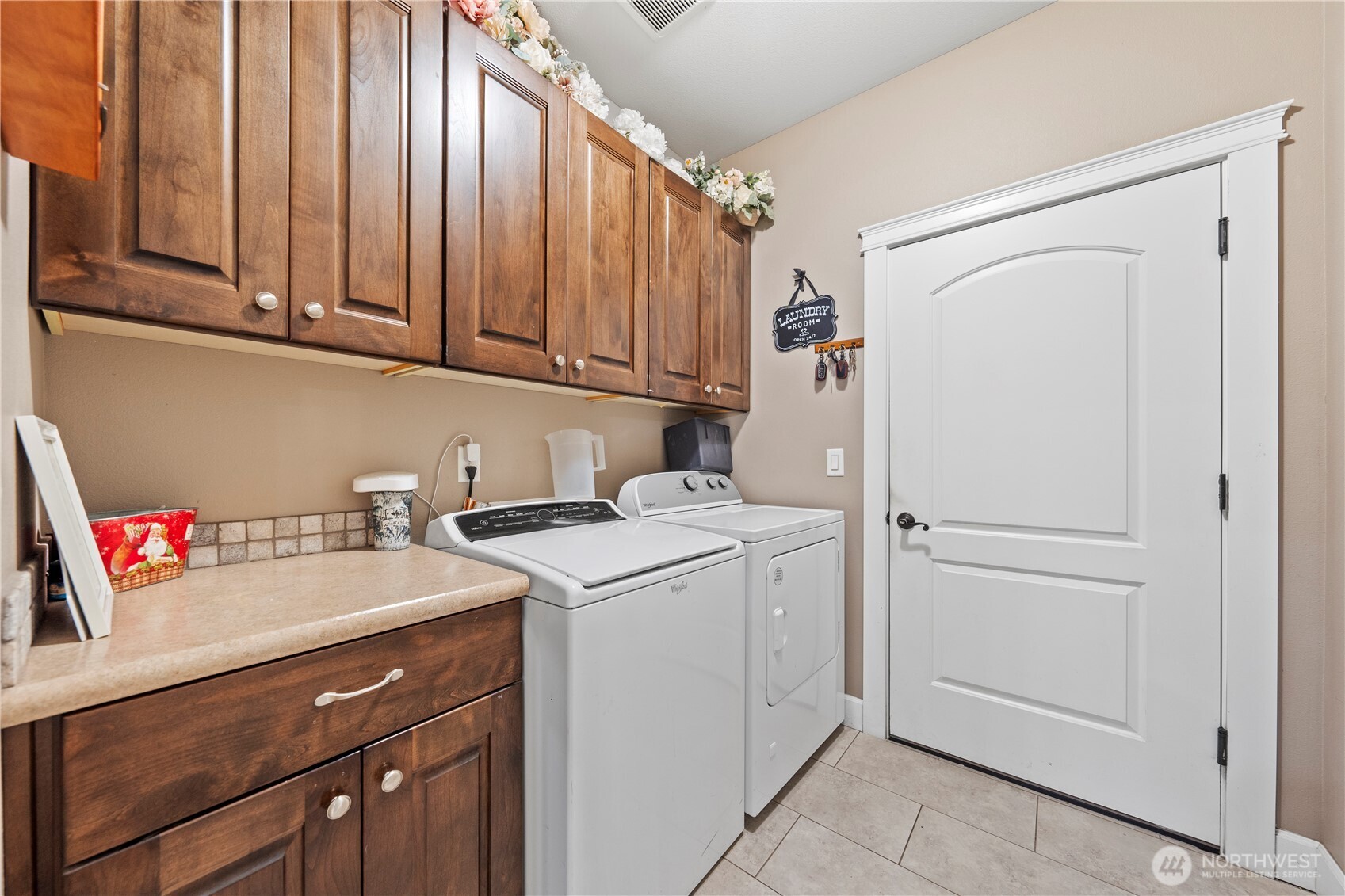 1830 East Madera Street Othello, WA 99344 - Photo 28 of 35 a utility room with dryer and washer