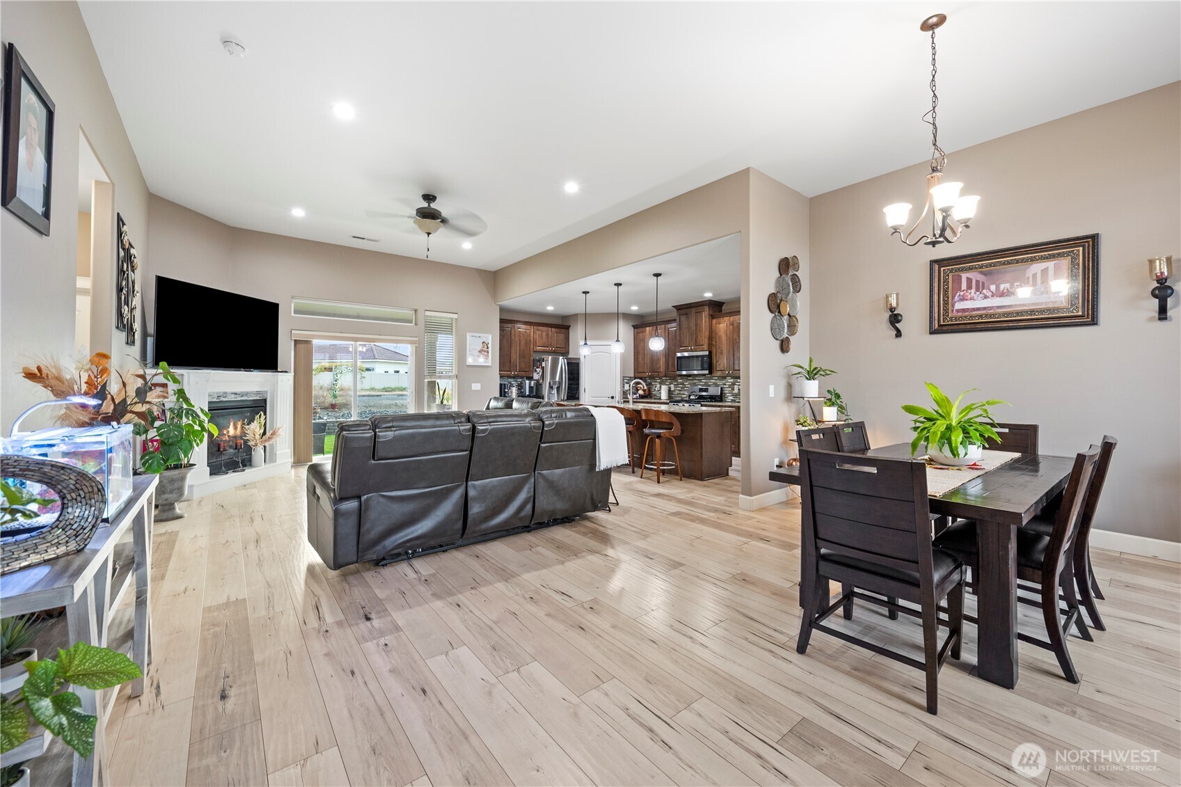 1830 East Madera Street Othello, WA 99344 - Photo 32 of 35 a living room with furniture and a flat screen tv