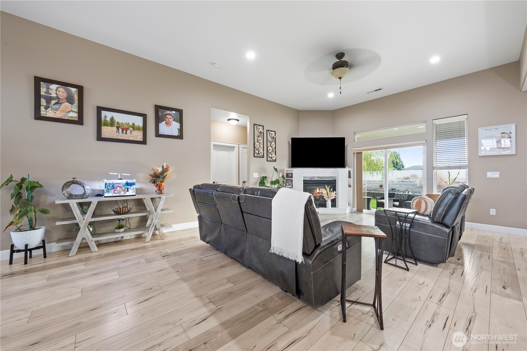 1830 East Madera Street Othello, WA 99344 - Photo 6 of 35 a living room with furniture and a flat screen tv