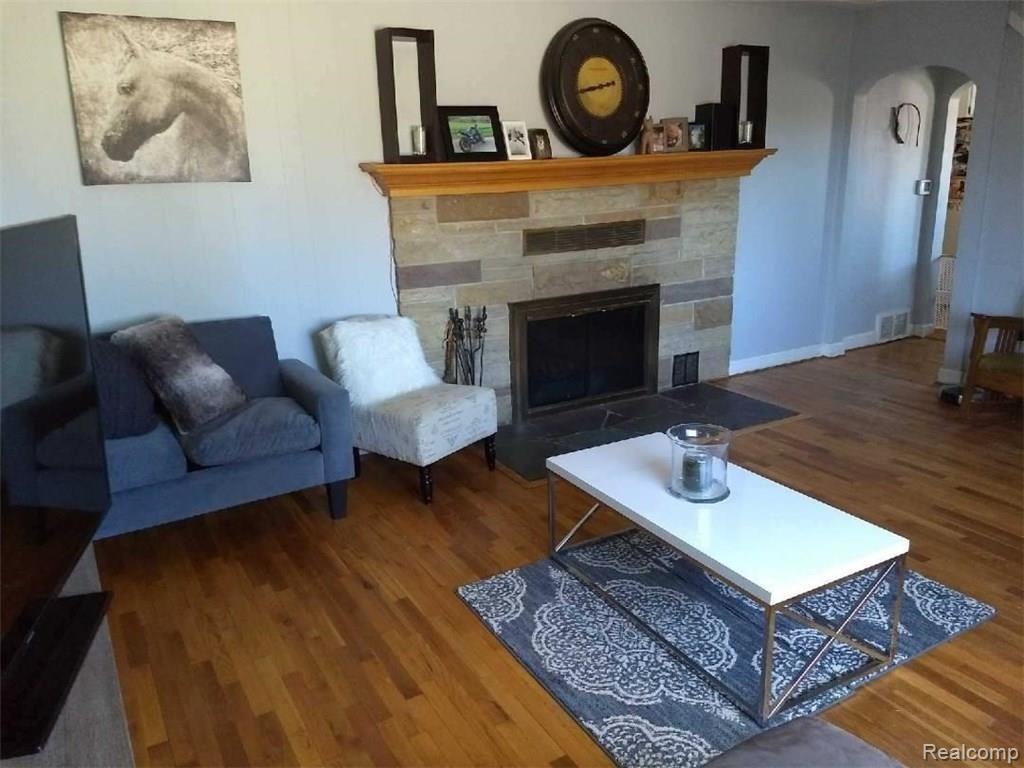 1385 East Thompson Road Holly, MI 48442 - Photo 66 of 68 livingrm5.jpg