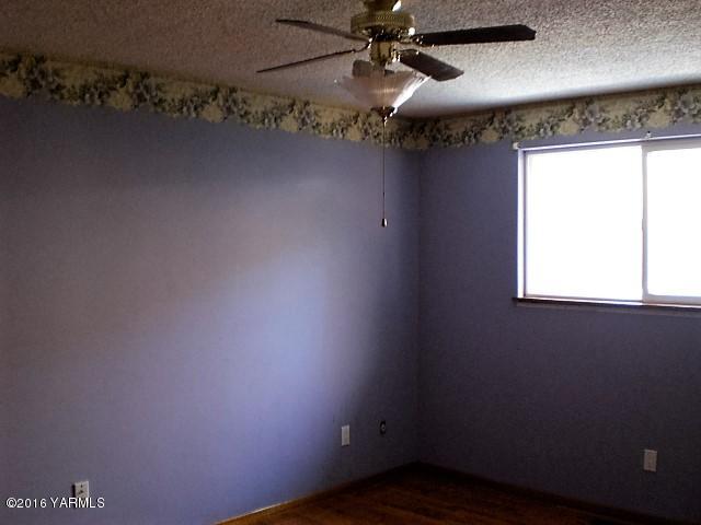 131 Webert Road Tieton, WA 98947 - Photo 11 of 17 an empty room with a window