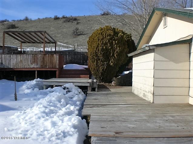 131 Webert Road Tieton, WA 98947 - Photo 6 of 17 a view of a pathway of a house