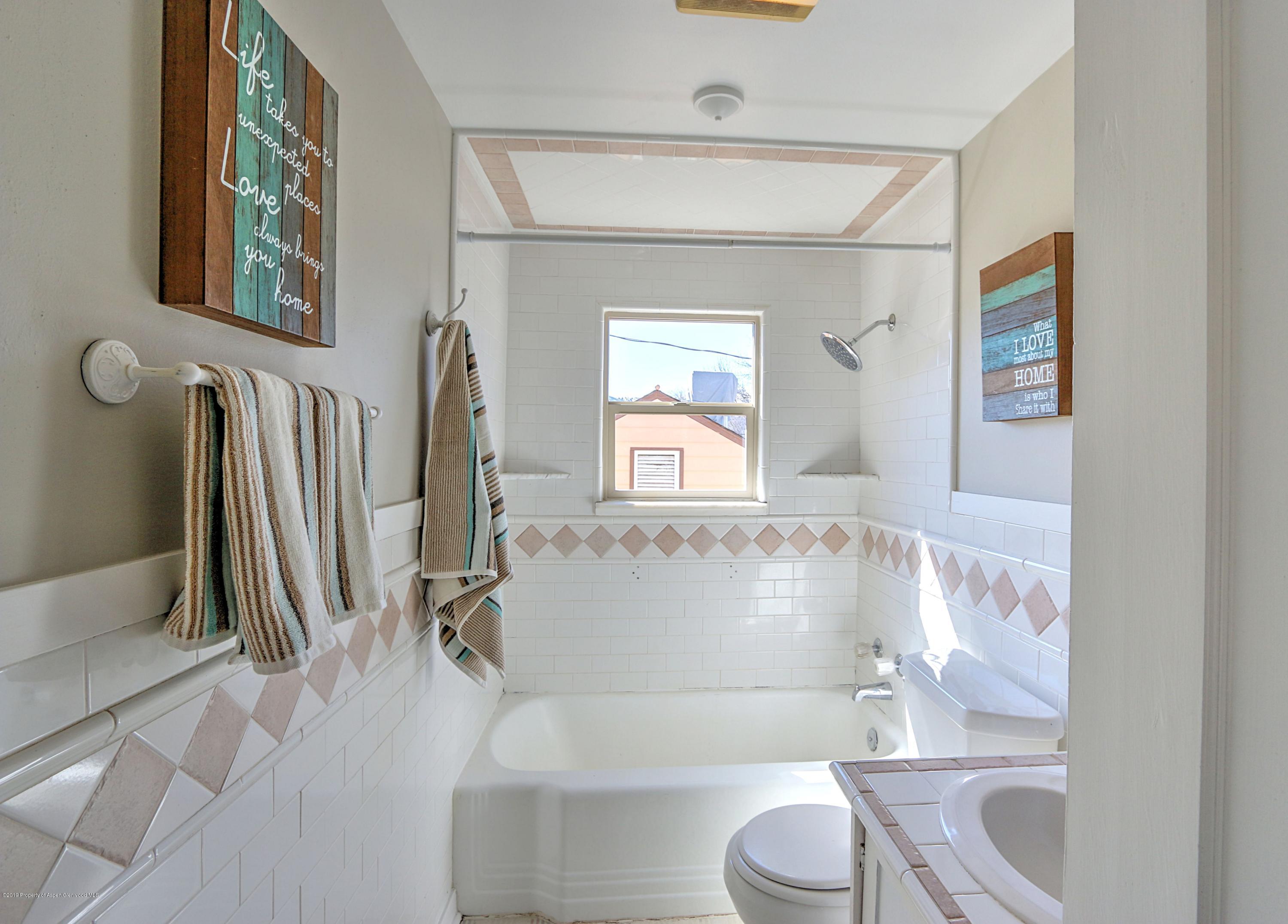 721 East Avenue Rifle, CO 81650 - Photo 18 of 24 a bathroom with a sink a toilet and a bathtub