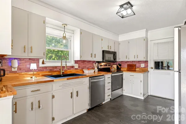 $400,000 | 1191 Dale Road, Spruce Pine, NC 28777