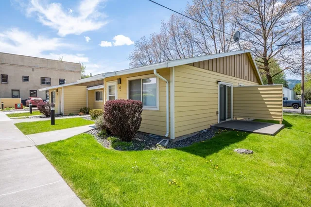 a view of a house with backyard