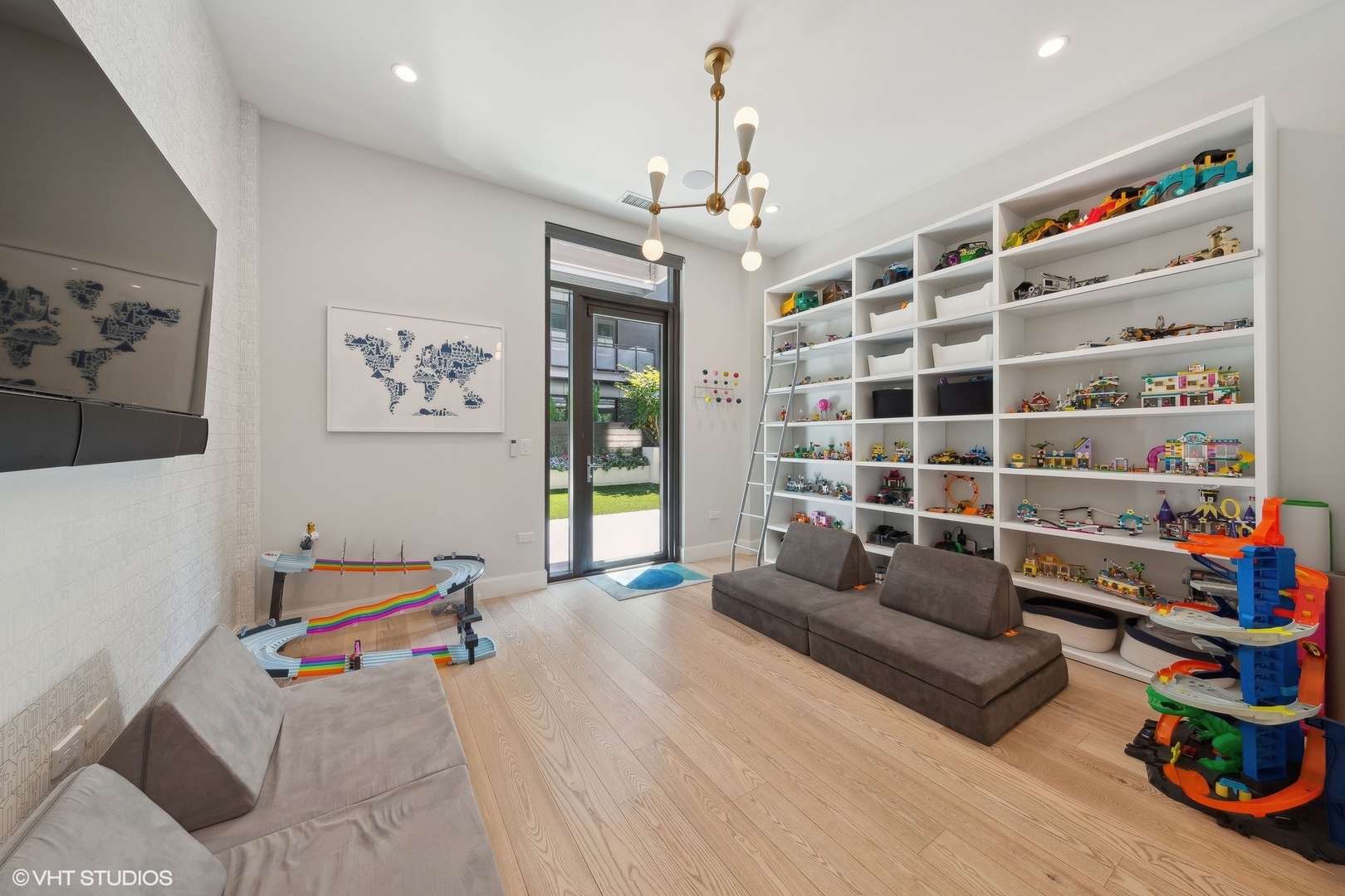 35 North Aberdeen Street, Unit 2S Chicago, IL 60607 - Photo 22 of 46 a living room with furniture a rug and gym equipment