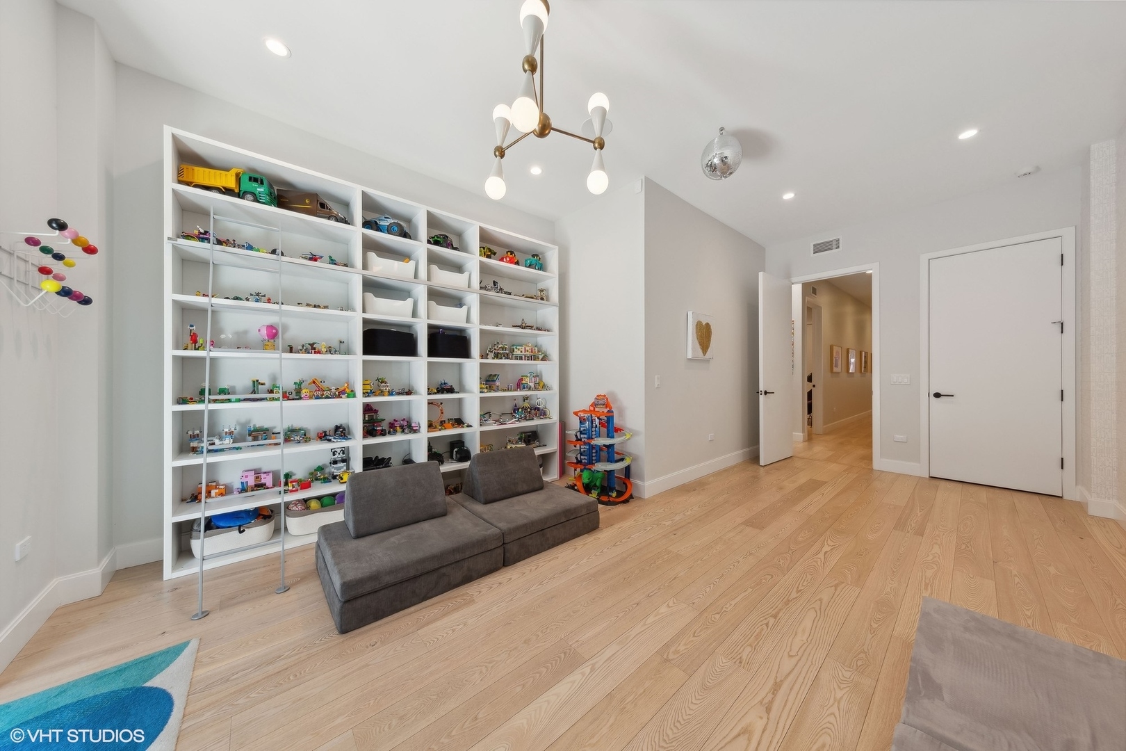 35 North Aberdeen Street, Unit 2S Chicago, IL 60607 - Photo 23 of 46 a spacious bedroom with a bed and a window