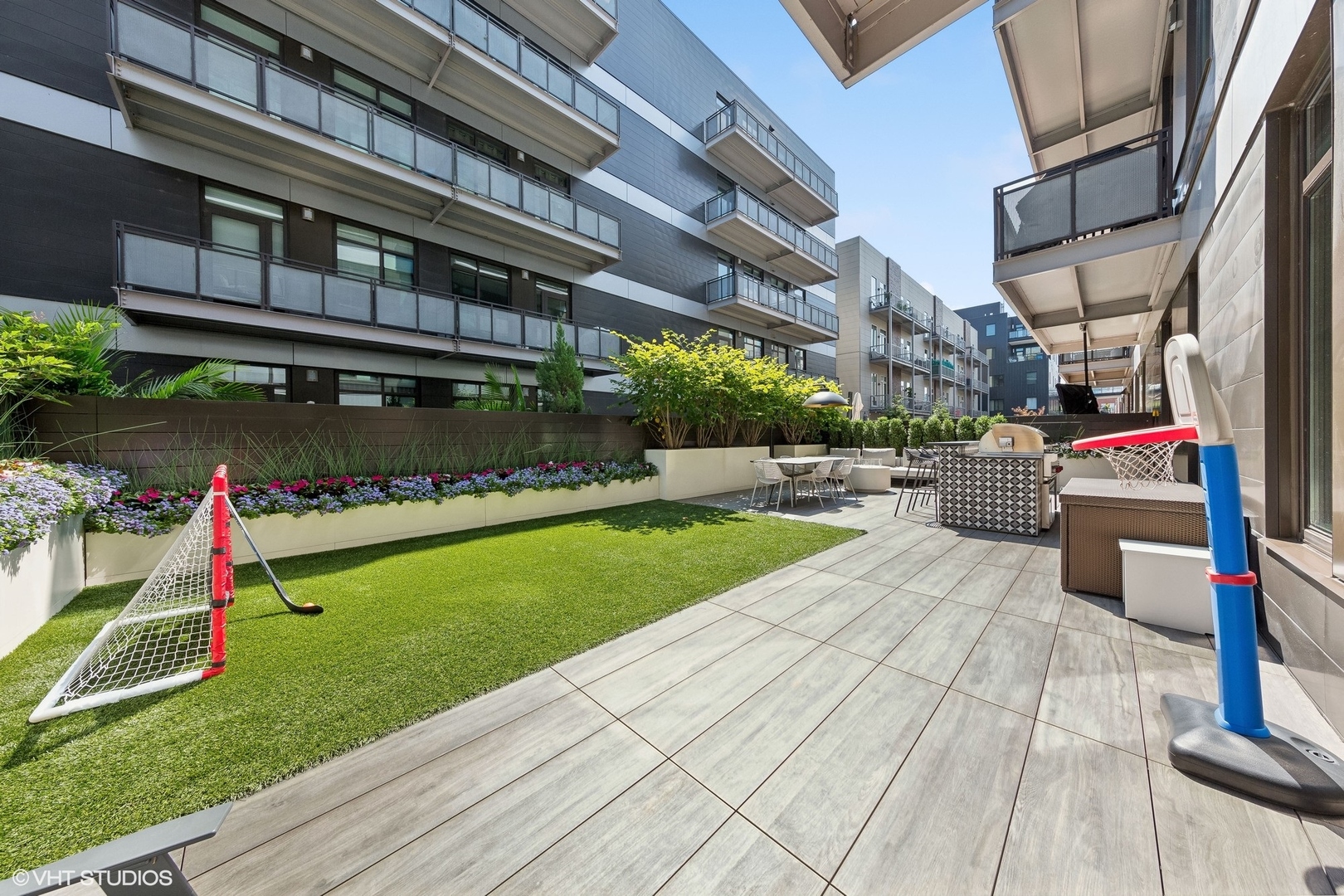 35 North Aberdeen Street, Unit 2S Chicago, IL 60607 - Photo 24 of 46 a view of yard with swimming pool