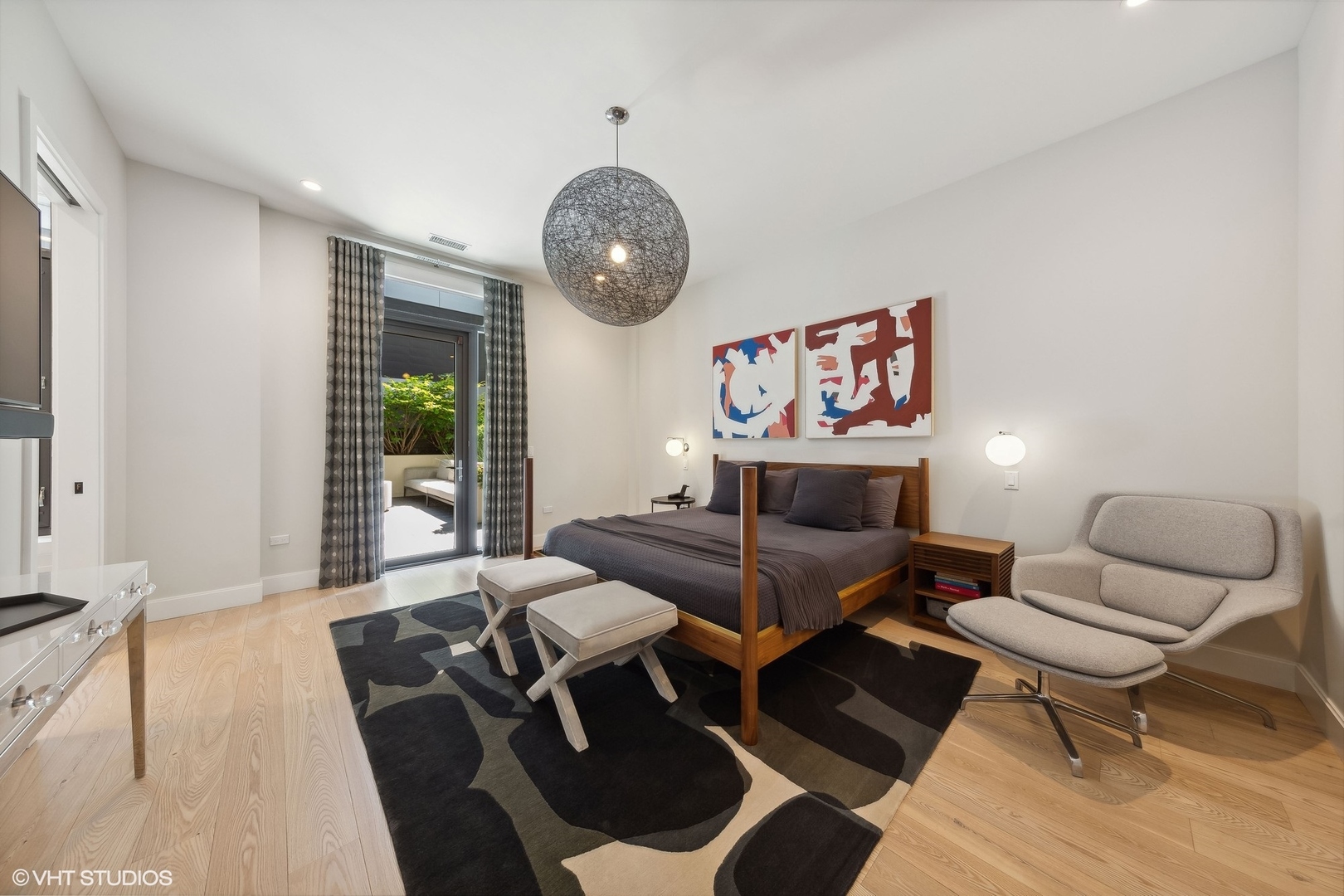 35 North Aberdeen Street, Unit 2S Chicago, IL 60607 - Photo 26 of 46 a living room with furniture and a large window