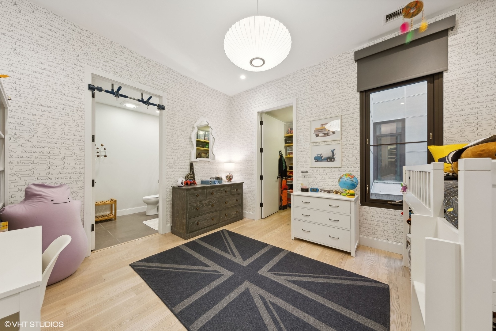 35 North Aberdeen Street, Unit 2S Chicago, IL 60607 - Photo 32 of 46 a room with furniture and a mirror