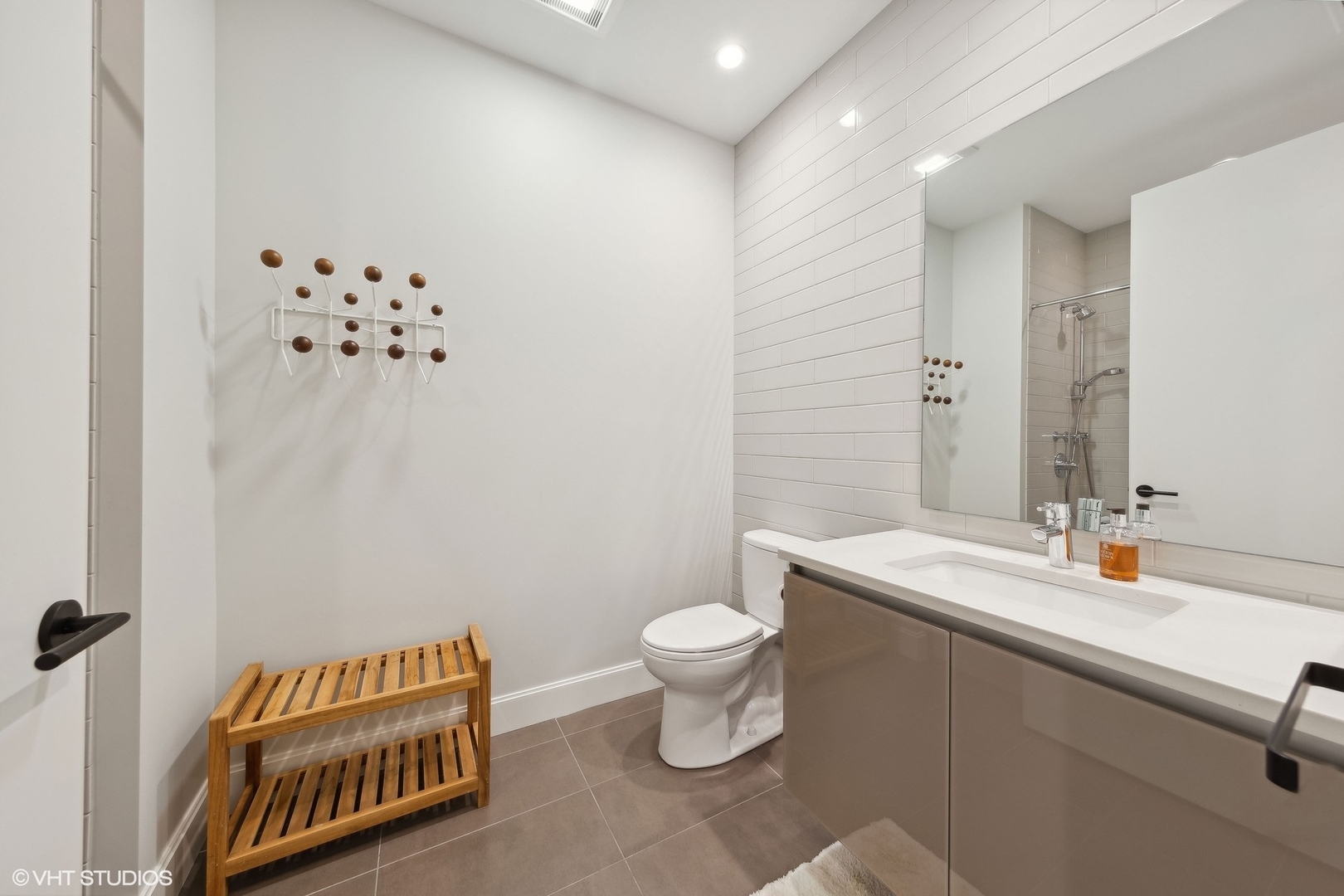 35 North Aberdeen Street, Unit 2S Chicago, IL 60607 - Photo 34 of 46 a bathroom with a sink and a toilet