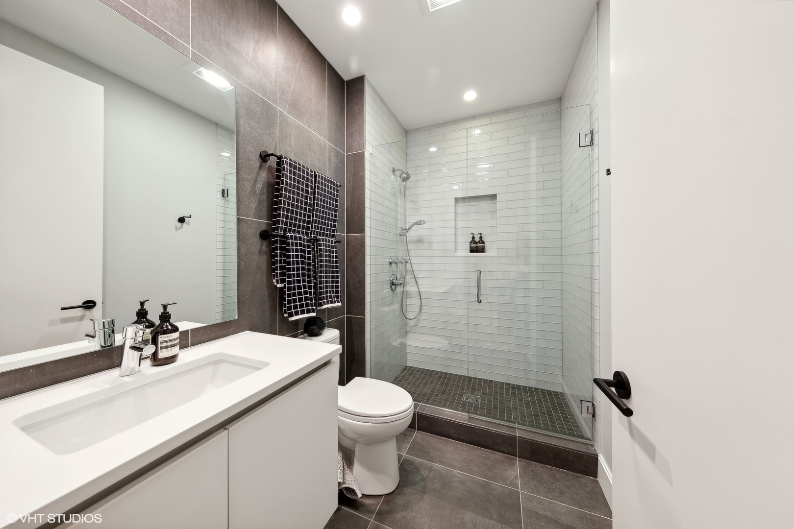 35 North Aberdeen Street, Unit 2S Chicago, IL 60607 - Photo 41 of 46 a bathroom with a sink a toilet and shower