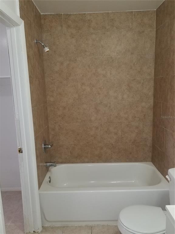 1306 East 137th Avenue, Unit B Tampa, FL 33613 - Photo 6 of 10 a bathroom with a toilet and bathtub
