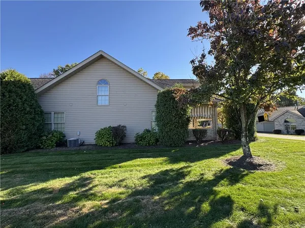 a view of a house with a yard
