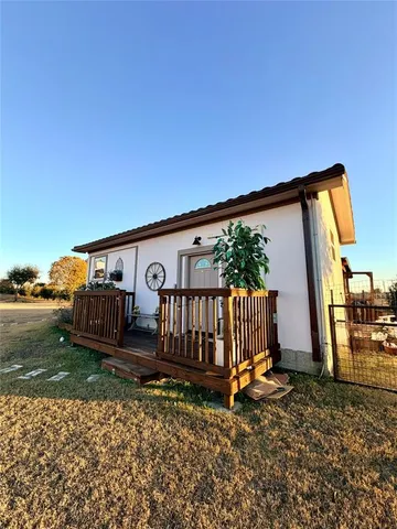 a view of a house with backyard and porch