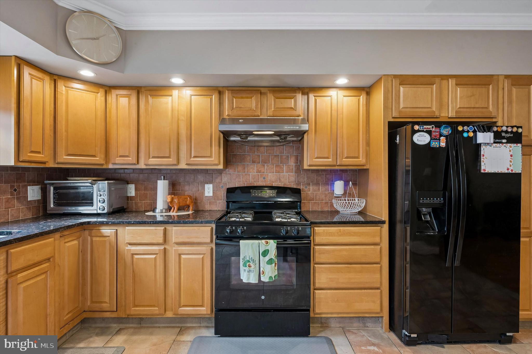 2530 South 11th Street Philadelphia, PA 19148 - Photo 11 of 22 Classic wood cabinets