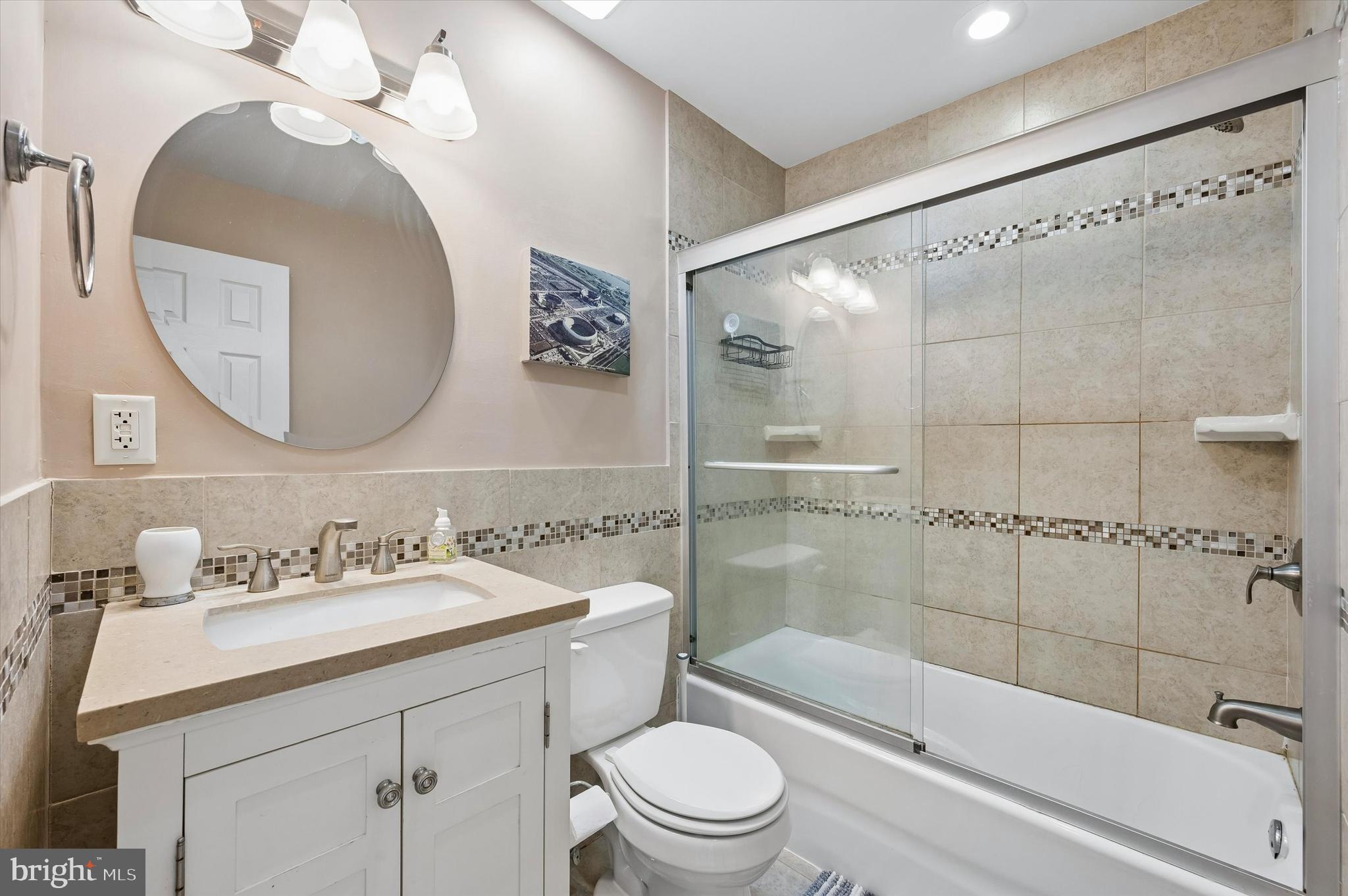 2530 South 11th Street Philadelphia, PA 19148 - Photo 19 of 22 Full hall bathroom on the 2nd floor