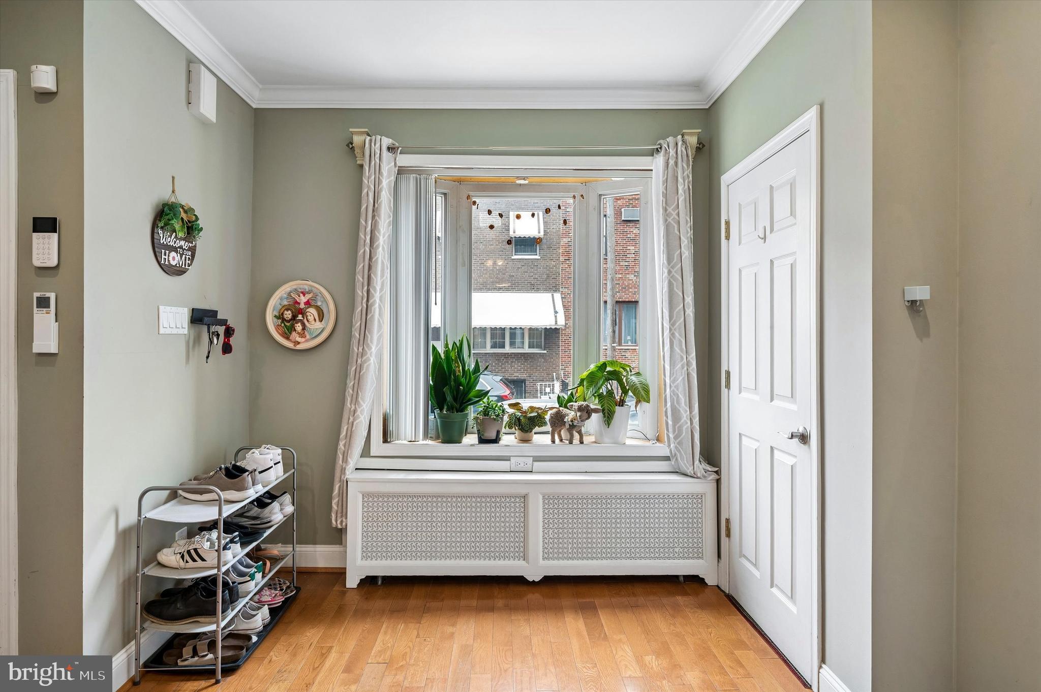 2530 South 11th Street Philadelphia, PA 19148 - Photo 3 of 22 Sunny bay window