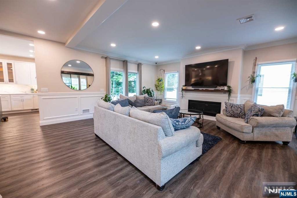 362 Harrison Street Paramus, NJ 07652 - Photo 8 of 50