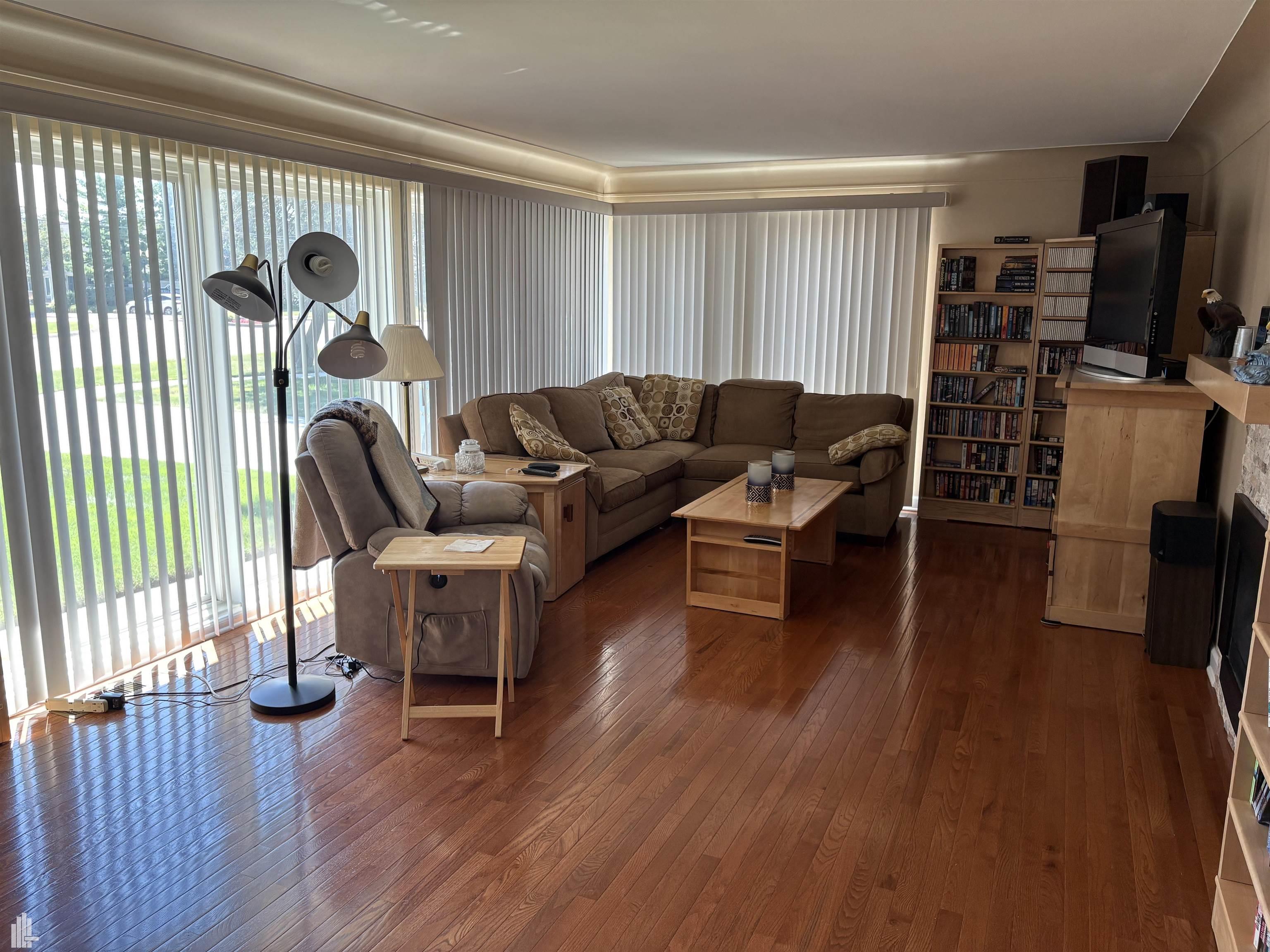 14867 21 Mile Road Utica, MI 48315 - Photo 5 of 44 Living Room