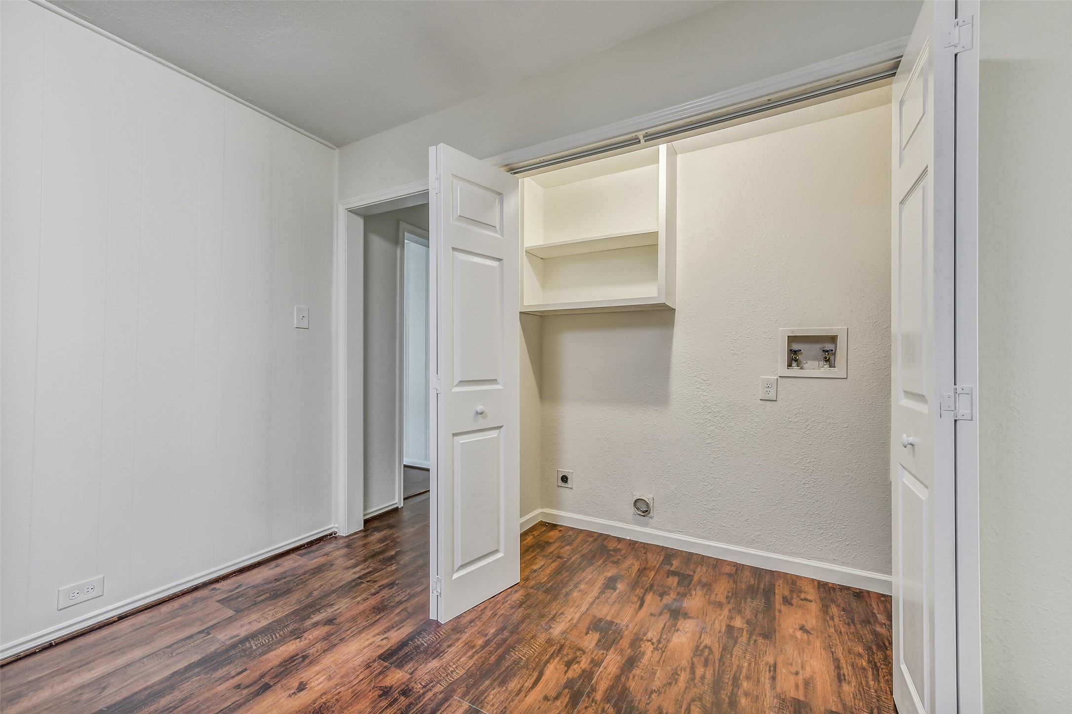 809 Chestnut Street La Marque, TX 77568 - Photo 11 of 25 Laundry area concealed behind the bi-fold doors.