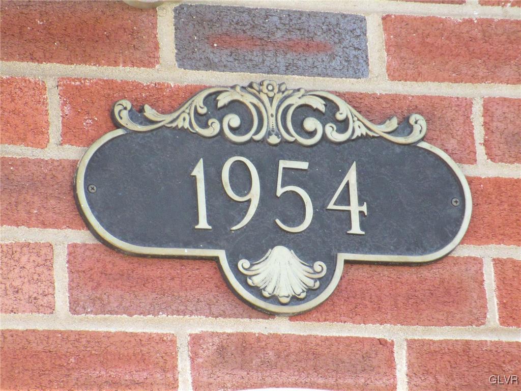 1954 Kingsley Drive Bethlehem, PA 18018 - Photo 3 of 34 Gallery Image 3