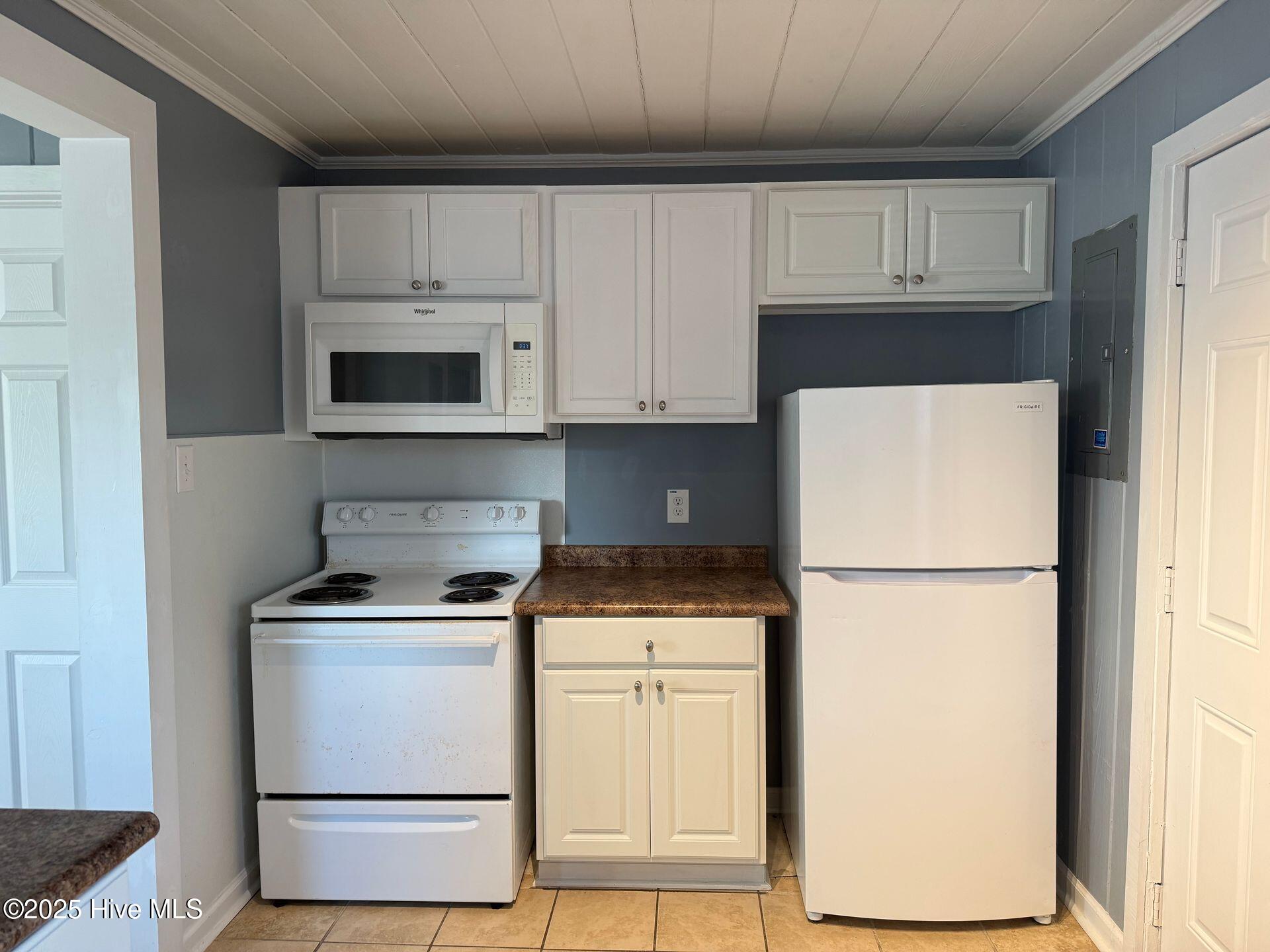218 Richlands Avenue, Unit 2 Jacksonville, NC 28540 - Photo 3 of 6 kitchen.