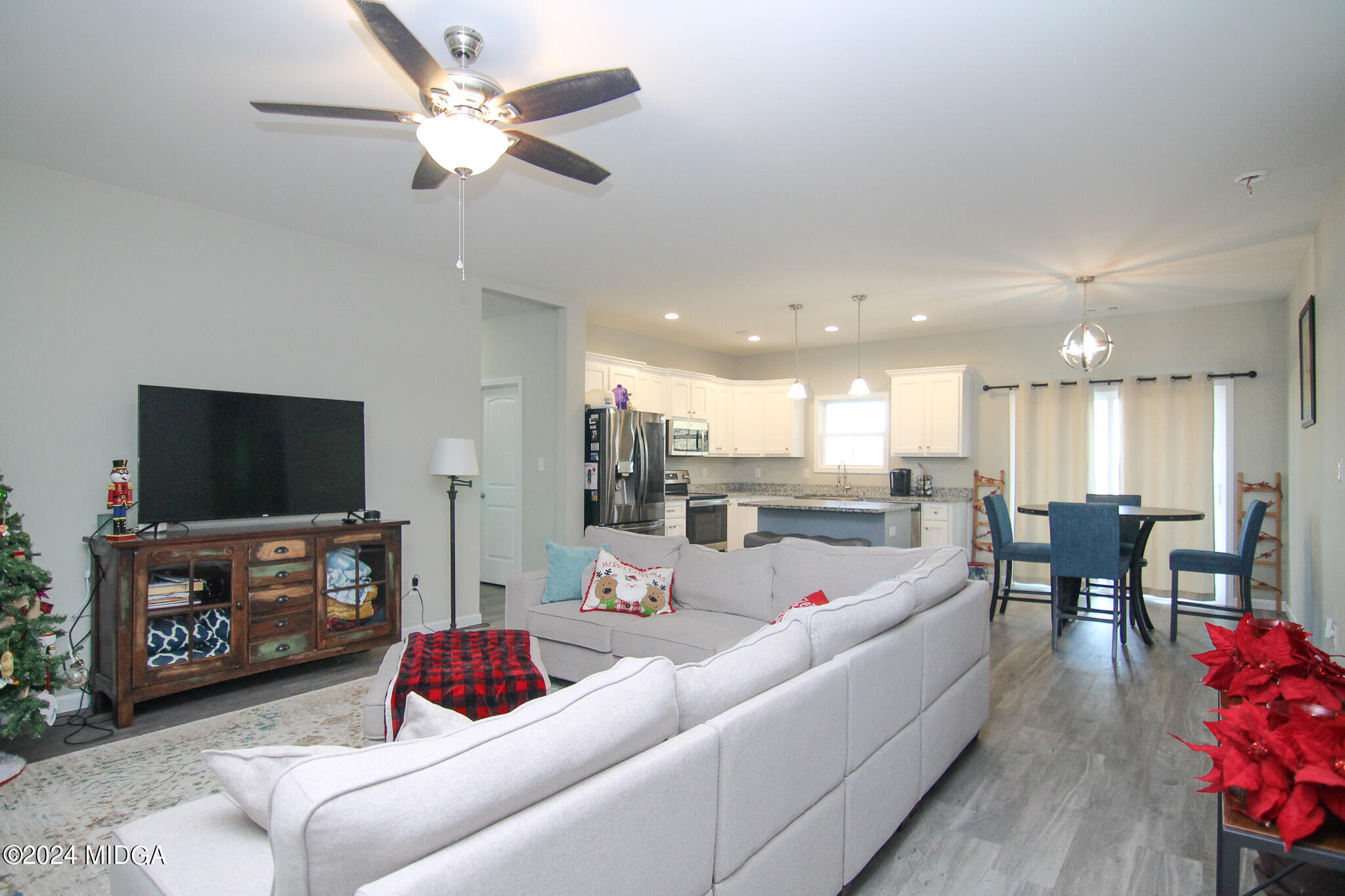 144 Summit Drive Byron, GA 31008 - Photo 5 of 27 a living room with furniture and a flat screen tv
