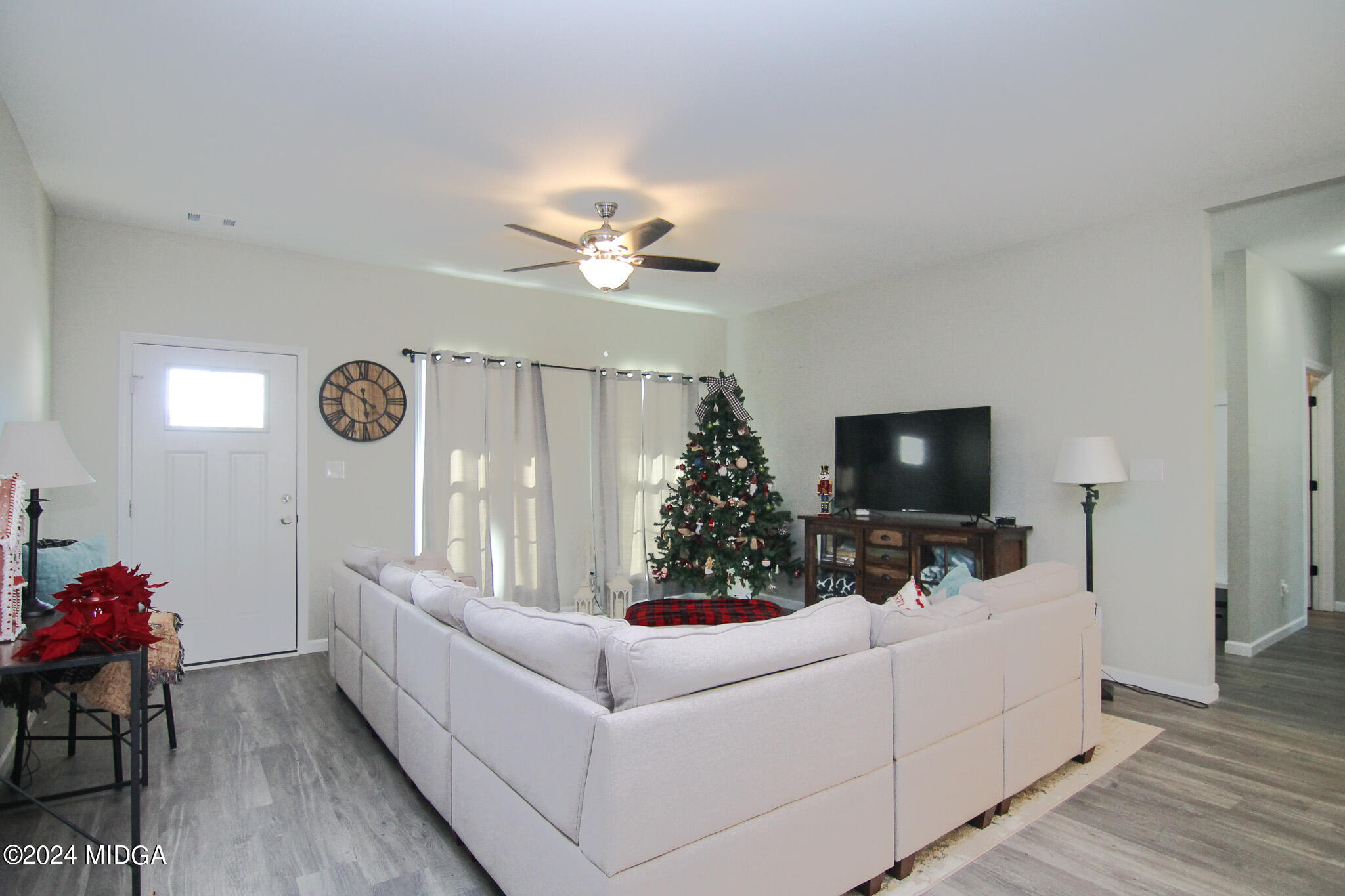 144 Summit Drive Byron, GA 31008 - Photo 7 of 27 a living room with furniture and a flat screen tv