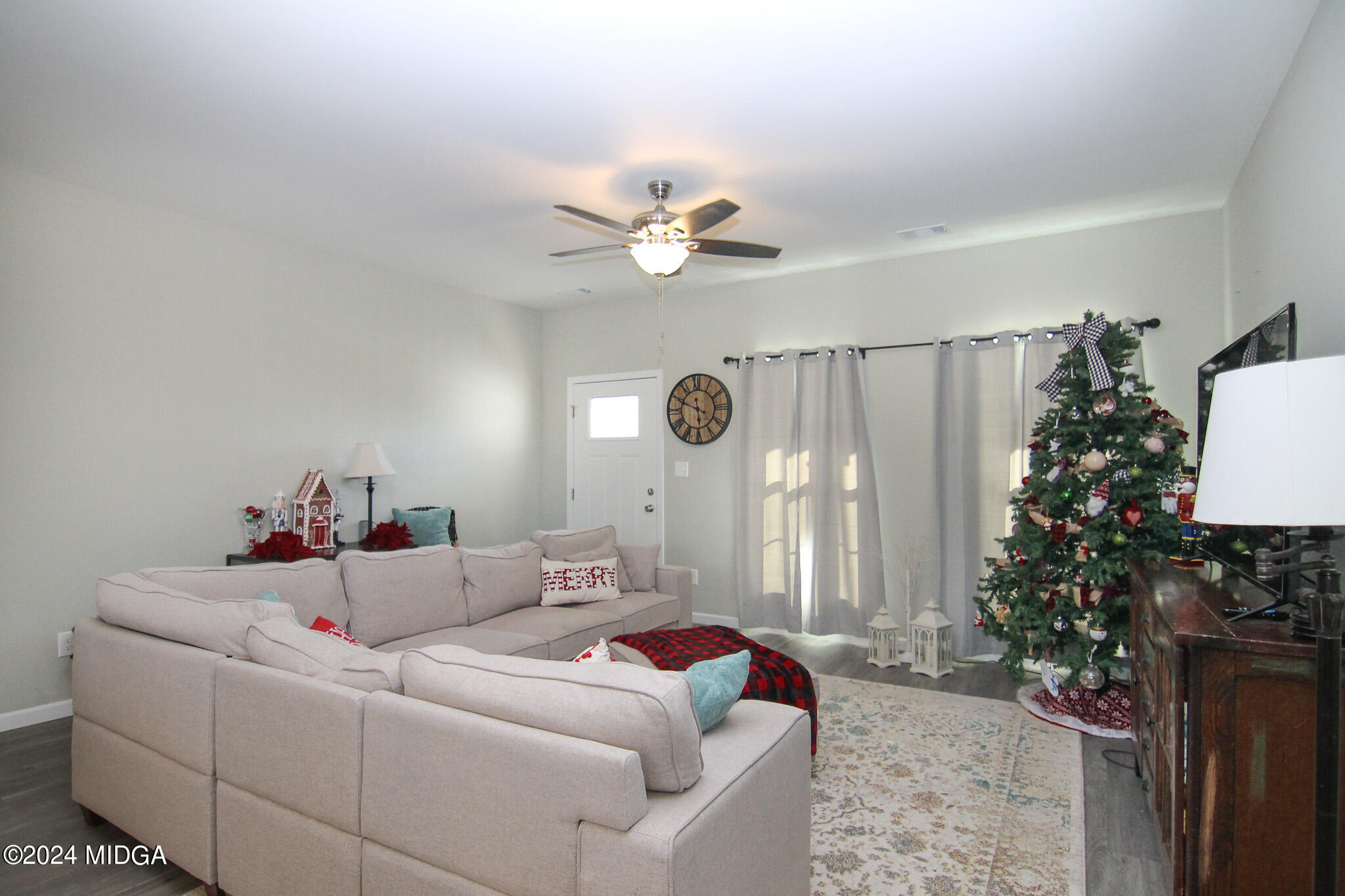 144 Summit Drive Byron, GA 31008 - Photo 8 of 27 a living room with furniture and a potted plant