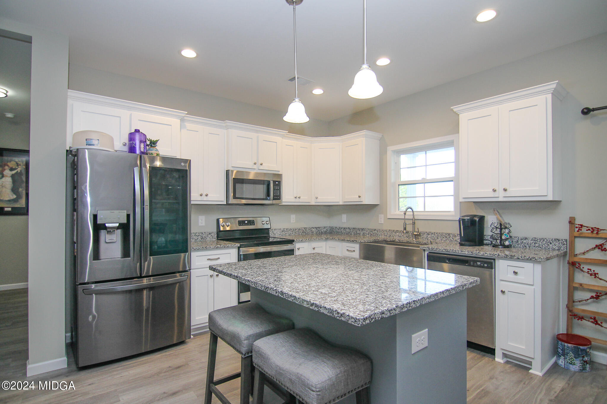 144 Summit Drive Byron, GA 31008 - Photo 10 of 27 a kitchen with stainless steel appliances granite countertop a sink refrigerator and microwave