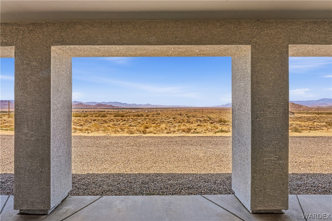 9818 North Cyrus Road Kingman, AZ 86401 - Photo 31 of 42 a view of ocean from a hallway