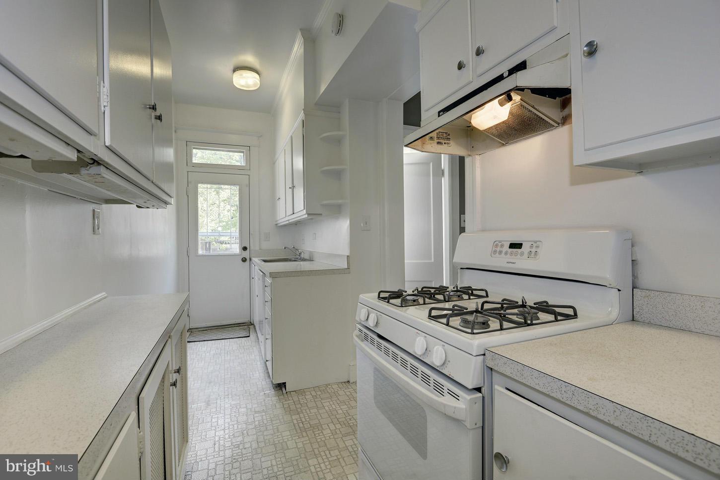 1922 Belmont Road Northwest Washington, DC 20009 - Photo 9 of 20 Kitchen with Gas Cooking