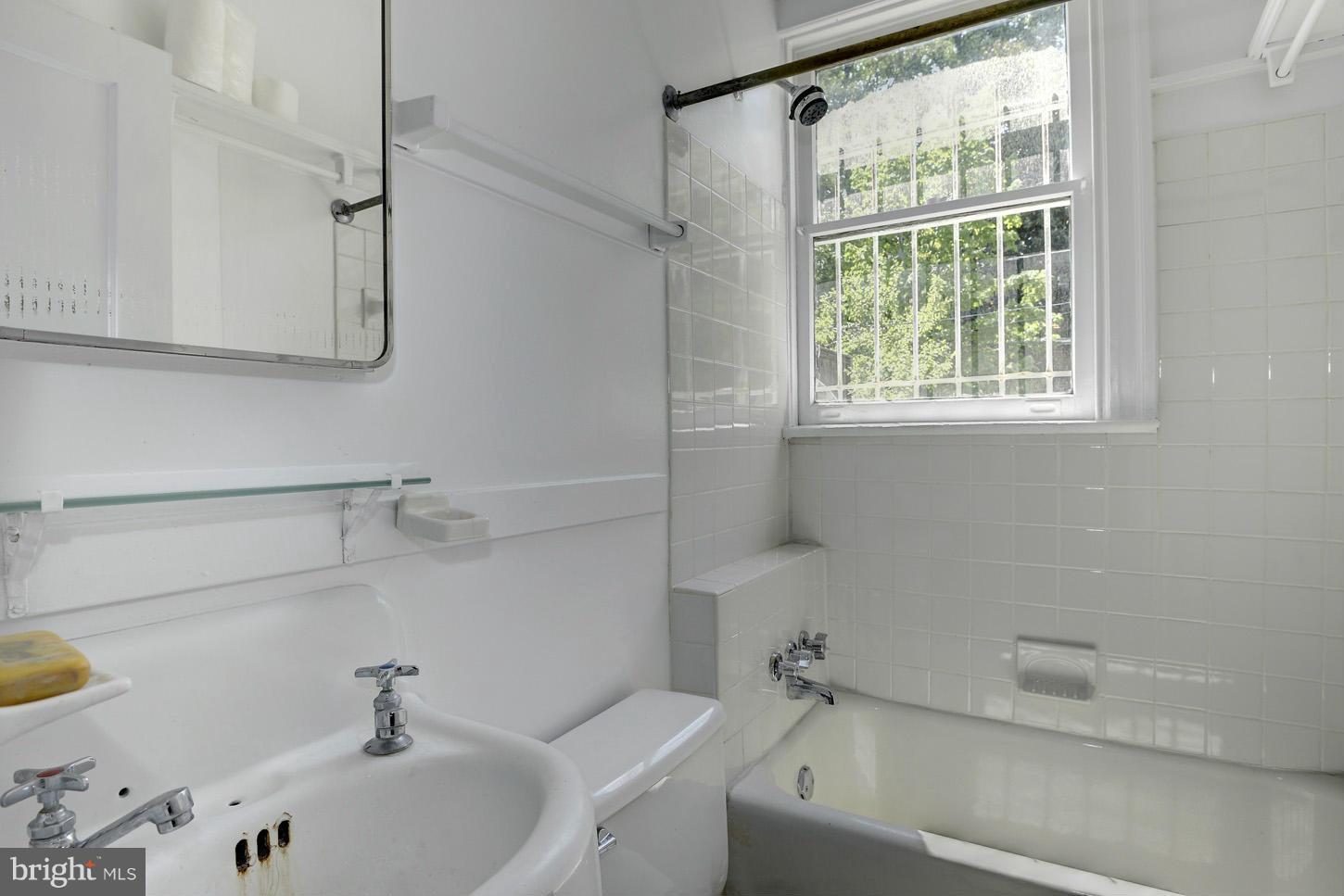 1922 Belmont Road Northwest Washington, DC 20009 - Photo 10 of 20 Main Level Bath