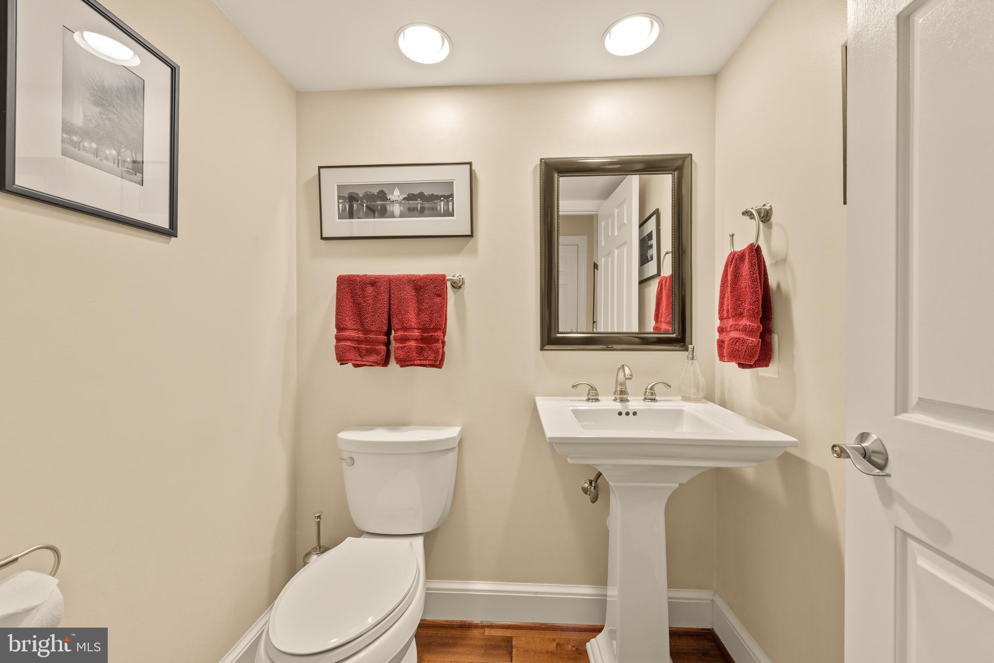 11909 Winstead Lane Reston, VA 20194 - Photo 22 of 60 Main level powder room