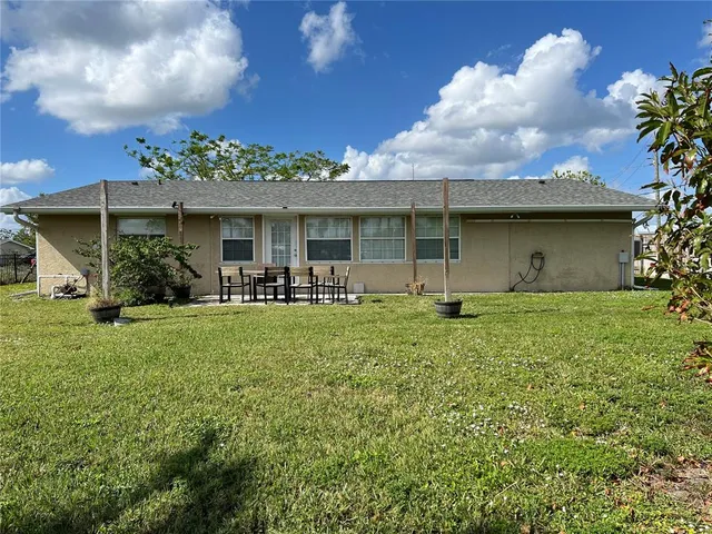 a view of yard with green space
